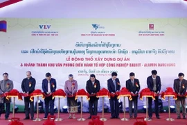Делегаты перерезали ленточку, чтобы открыть офисную зону производственного комплекса боксито-алюминий Дакчеунг. (Фото: ВИА)