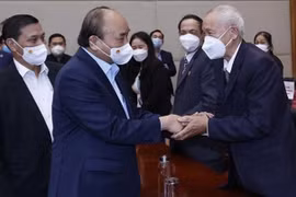 Президент государства Нгуен Суан Фук (слева) встречается с местными жителями в городе Хайфон. (Фото: ВИА)