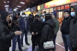 Граждане Вьетнама из Украины прибывают на вокзал в Бухаресте, столице Румынии. (Фото: ВИА)