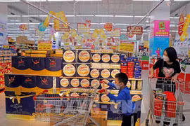 Стенд с кондитерскими изделиями в супермаркете Big C в Ханое (Фото: ВИА) 