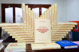 Книга Генерального секретаря партии Нгуен Фу Чонга о «Некоторых теоретических и практических вопросах о социализме и пути к социализму во Вьетнаме». (Фото: ВИА)