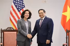 Премьер-министр Фам Минь Тьинь принял министра торговли США Джину Раймондо. (Фото: ВИА)