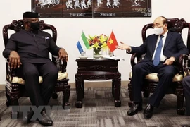 Президент Нгуен Суан Фук во время встречи с президентом Сьерра-Леоне Джулиусом Маада Био в кулуарах сессии общих дискуссий высокого уровня на 76-й сессии Генеральной Ассамблеи Организации Объединенных Наций во второй половине дня 23 сентября 2021 года в Н