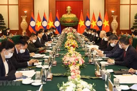 Генеральный секретарь ЦК КПВ Нгуен Фу Чонг проводит переговоры с генеральным секретарем партии, президентом Лаоса Тхонглуном Сисулитом в июне 2021 года. (Фото: ВИА)