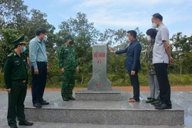 Вьетнам и Камбоджа тесно сотрудничали друг с другом, завершив демаркацию и установку маркеров на 1.045 км своей границы. (Фото: ВИА) 