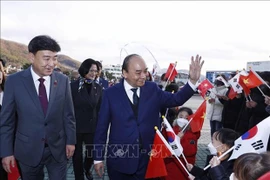 Президент Нгуен Суан Фук совершает рабочую поездку в провинцию Кёнгидо Республики Корея. (Фото: ВИА)