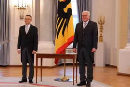 Президент Германии Франк-Вальтер Штайнмайер (справа) приветствует посла Вьетнама в Германии Ву Куанг Миня (Фото: ВИА) 