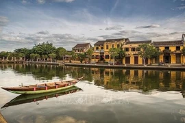 Улица вдоль реки Хоай в Хойане (Фото: ВИА) 