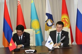 Протокол заседания подписывают министр промышленности и торговли Вьетнама Нгуен Хонг Зиен и министр по торговле Евразийской экономической комиссии Андрей Слепнев. (Фото: ВИА)