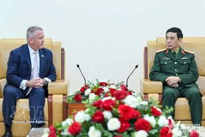 Генерал армии Фан Ван Зянг принимает помощника государственного секретаря США Майкла Джорджа Десомбре. Фото: qdnd.vn