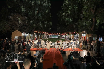 Гости мероприятия наслаждаются открытым музыкальным пространством и выступлением оркестра. (Фото: ВИА)