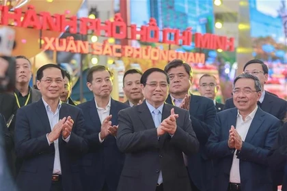 Премьер-министр высоко оценивает подготовительную работу по организации ярмарки. (Фото: ВИА)