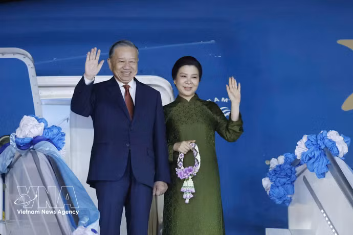 Премьер-министр Анутин Чарнвиракул и его супруга вместе с рядом представителей Правительства Королевства Таиланд прибыли в международный аэропорт Донмыанг, чтобы проводить Генерального секретаря ЦК КПВ, Президента государства То Лама и его супругу. Фото: ВИА