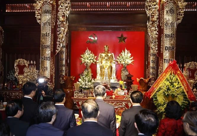 Генеральный секретарь То Лам и рабочая делегация Центральных органов с глубоким почтением чтят память Президента Хо Ши Мина. (Фото: ВИА)