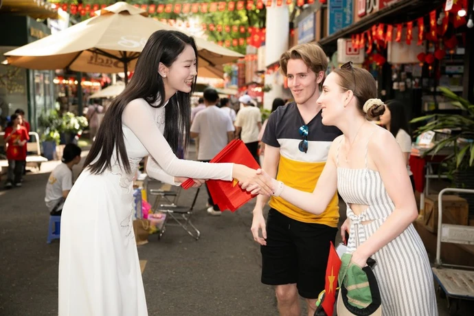 Иностранные туристы растроганы, получая памятные подарки от своих вьетнамских друзей. (Фото: ВИА)