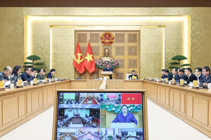 Премьер-министр Правительства Фам Минь Тьинь председательствует на заседании. (Фото: ВИА)
