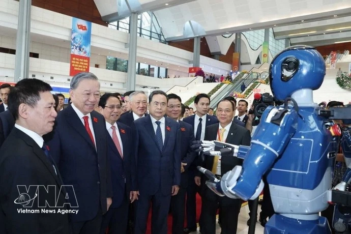 Генеральный секретарь ЦК КПВ То Лам осматривает выставку достижений в области развития науки, технологий, инноваций и цифровой трансформации Правительства. (Фото: ВИА)