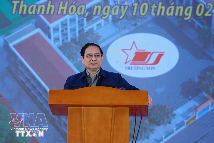 Премьер-министр Фам Минь Тьинь выступает на церемонии начала строительства проекта начальной школы Камтхач в провинции Тханьхоа. (Фото: ВИА)