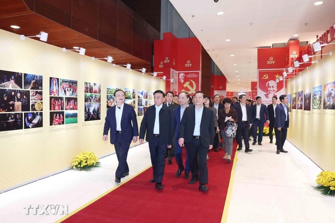 Постоянный член Секретариата ЦК КПВ Чан Кам Ту осматривает экспозиционную зону печатных изданий, представленных на съезде. (Фото: ВИА)