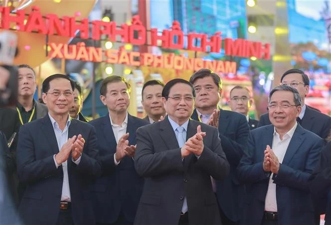 Премьер-министр высоко оценивает подготовительную работу по организации ярмарки. (Фото: ВИА)