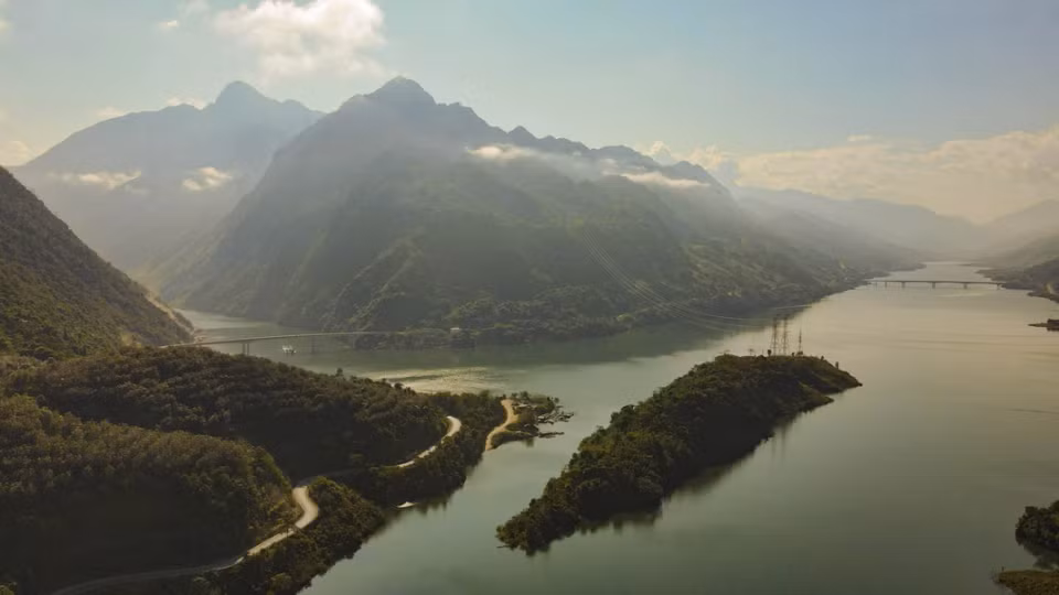 Пейзаж реки Да рядом с величественными горами. (Фото: ВИА)