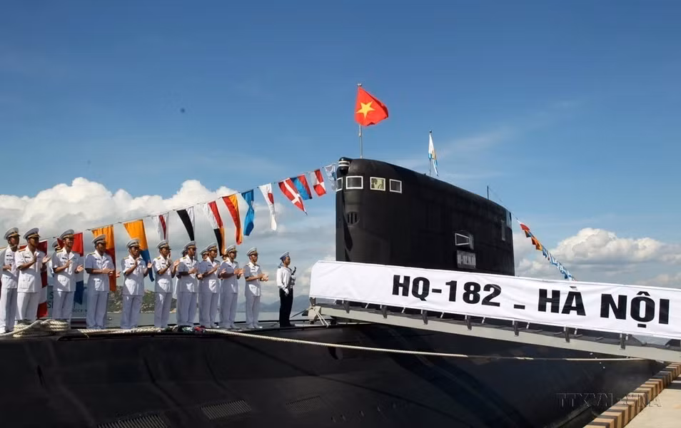 Церемония подъема государственного флага на подводной лодке HQ-182 «Ханой» и подводной лодке HQ-183 «Хошимин» (Кханьхоа, 2014 год). (Фото: ВИА)