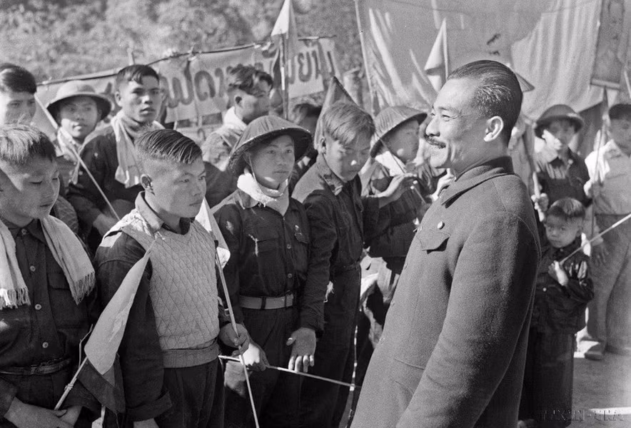 Лаосский принц Супханувонг с вьетнамскими солдатами-добровольцами, 1950 год. (Фото: Архив/ВИА)