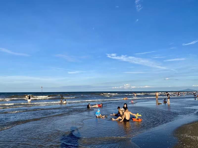 Пляж Суантхань принял более 200 000 посетителей с начала года. (Фото: ВИА)