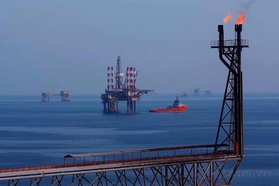 Российские инвестиционные проекты, в частности совместное нефтегазовое предприятие «Вьетсовпетро», внесли значительный вклад в социально-экономическое развитие Вьетнама. На фото: Центральная технологическая платформа № 2 на нефтяном месторождении Батьхо, входящем в СП «Вьетсовпетро». (Фото: ВИА)