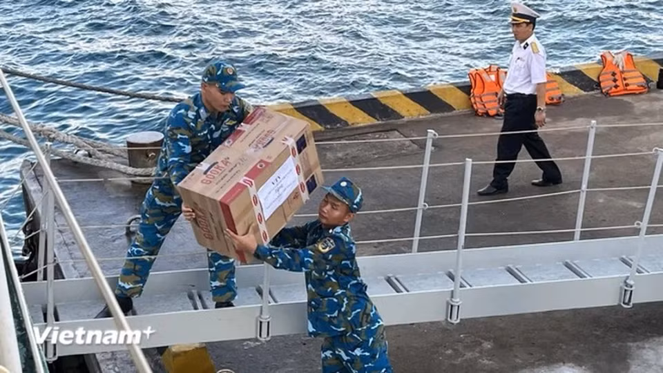 Солнце, ветер и даже шторм «украшают» мужественную красоту солдат. (Фото: Вьетнам+)