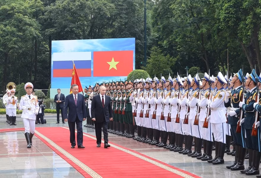 Президент Вьетнама То Лам и Президент России Владимир Путин во время обхода почетного караула Вьетнамской народной армии. (Фото: ВИА)