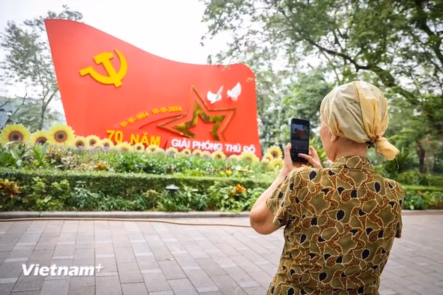 70-я годовщина освобождения столицы - это повод для каждого гражданина оглянуться на славную, героическую и развивающуюся историю Ханоя. (Фото: ВИA)