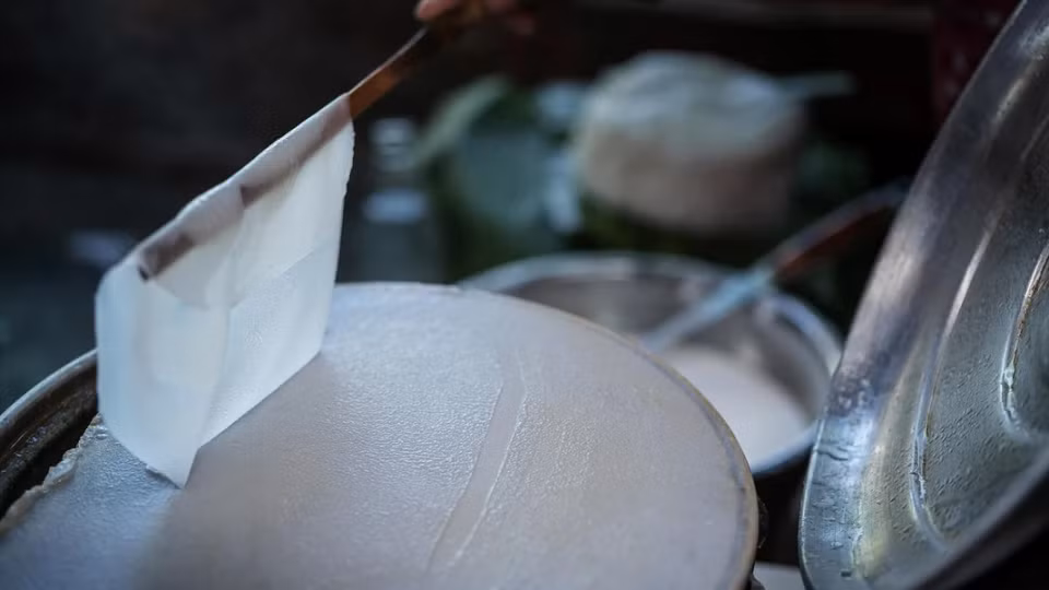 Рисовый рулетик на пару - привычное блюдо для местных жителей в центральном регионе. (Фото: ВИА)