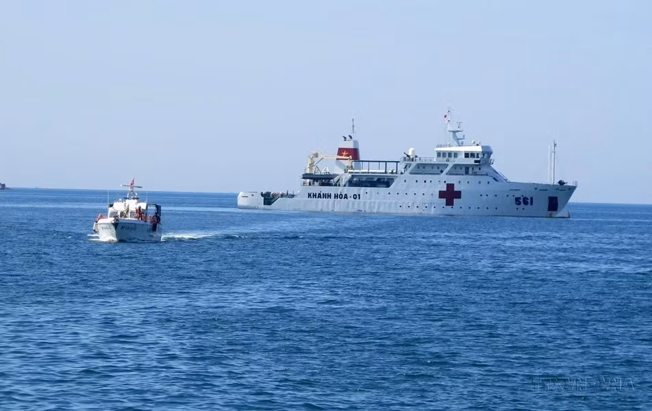 Госпитальное судно №1 ВМС Вьетнама «Кханьхоа» осуществляет транспортировку, медицинское обследование и бесплатное лечение жителей провинции Фуйен. (Фото: ВИА)