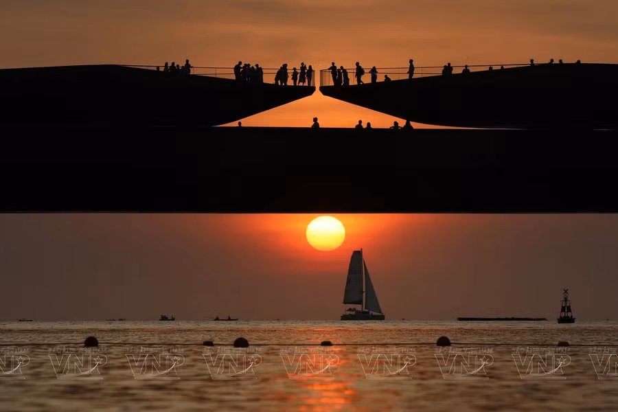 Захватывающий закат на «Мосту поцелуев» в Сансет-Тауне. (Фото: Sun Group)
