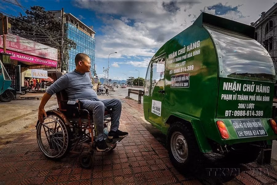 Ле Хи Тить, 1978 года рождения, директор компании Hoa Binh disabled people limited, преодолел паралич, вызванный дорожно-транспортным происшествием, чтобы разработать электронную инвалидную коляску, которая поможет людям, оказавшимся в такой же ситуации. В 2018 году его ETIC Tribike занял третье место на конкурсе идей молодежных креативных стартапов, проходившем в провинции Хоабинь, а в 2019 году победил в творческом конкурсе SDG Challenge для людей с ограниченными возможностями. (Фото: ВИА)