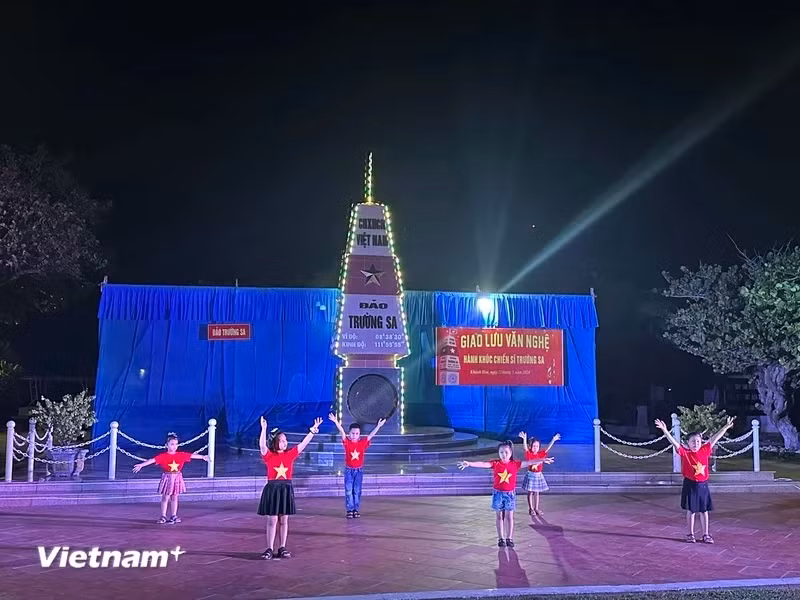 Дети на Чыонгша участвуют в групповом художественном представлении. (Фото: Vietnam+)