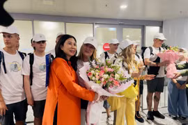 Директор Департамента туризма Ханоя Данг Хыонг Зянг вручает цветы пятимиллионному иностранному туристу и туристической группе из Испании в международном аэропорту Нойбай днём 7 июля 2026 года. Фото: ВИА.