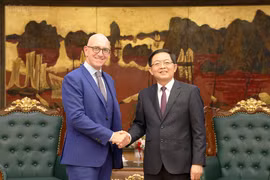 Заместитель Премьер-министра Хо Куок Зунг принимает господина Джанлуку Петтити, Председателя и главного операционного директора корпорации Thermo Fisher Scientific (США). Фото: chinhphu.vn