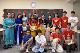 Фан Тхи Куинь Чанг (крайняя слева во втором ряду) фотографируется на память с Группой вьетнамской молодёжи во время мероприятия, организованного CVCEC по проведению урока вьетнамского языка для детей второго поколения канадцев вьетнамского происхождения. Фото: ВИА