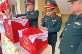 На избирательном участке на острове Бачлонгви проводится опечатывание избирательной урны. (Фото: ВИА)