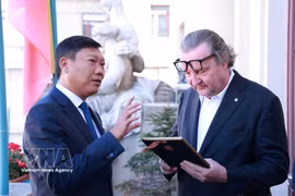 Заместитель председателя Народного комитета города Ханоя До Ань Туан вручает памятный подарок заместителю мэра Праги Петру Главачеку. Фото: ВИА