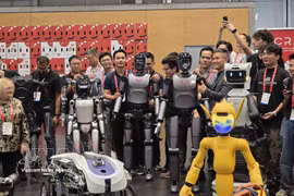 Робот VR-H3 компании VinRobotics принимает участие в параде роботов на конференции ICRA 2026. Фото: ВИА
