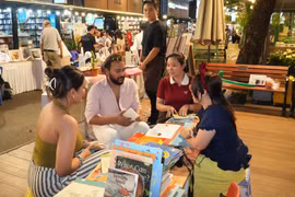 Четвёртый фестиваль книги и ночной культуры под названием «Многоцветие литературного искусства» открылся на Книжной улице города Хошимин. (Фото: ВИА)