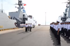 Офицеры и матросы 162-й бригады 4-го военно-морского района провожают фрегат «016 — Куанг Чунг» и рабочую группу в путь для участия в учении AMNEX-3. (Фото: ВИА)