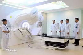 Врачи больницы Чорэй (Хошимин) и многопрофильной больницы Виньлонга (провинция Виньлонг) проверяют работу в тестовом режиме системы лучевой терапии на линейном ускорителе для лечения онкологических заболеваний. (Фото: ВИА)