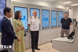 Контр-адмирал Калин Калинов, директор Военно-морской академии имени Вапцарова, представил командный центр, расположенный в Академии. (Фото: ВИА)