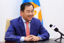 Суос Яра, первый заместитель руководителя Комиссии по внешним связям Центрального комитета, официальный представитель Народной партии Камбоджи, даёт интервью Вьетнамскому информационному агентству о значении визита в Камбоджу члена Политбюро, постоянного члена Секретариата Чан Кам Ту. (Фото: ВИА)