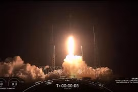 Кадр из видеозаписи: ракета-носитель «Фалькон-9» с 60 спутниками Starlink компании SpaceX стартует с авиабазы мыса Канаверал, штат Флорида (США). (Иллюстративное фото: AP/ВИА)