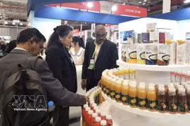 Международные закупщики знакомятся с продукцией Вьетнама на выставке Viet Nam International Sourcing 2025. Фото: ВИА
